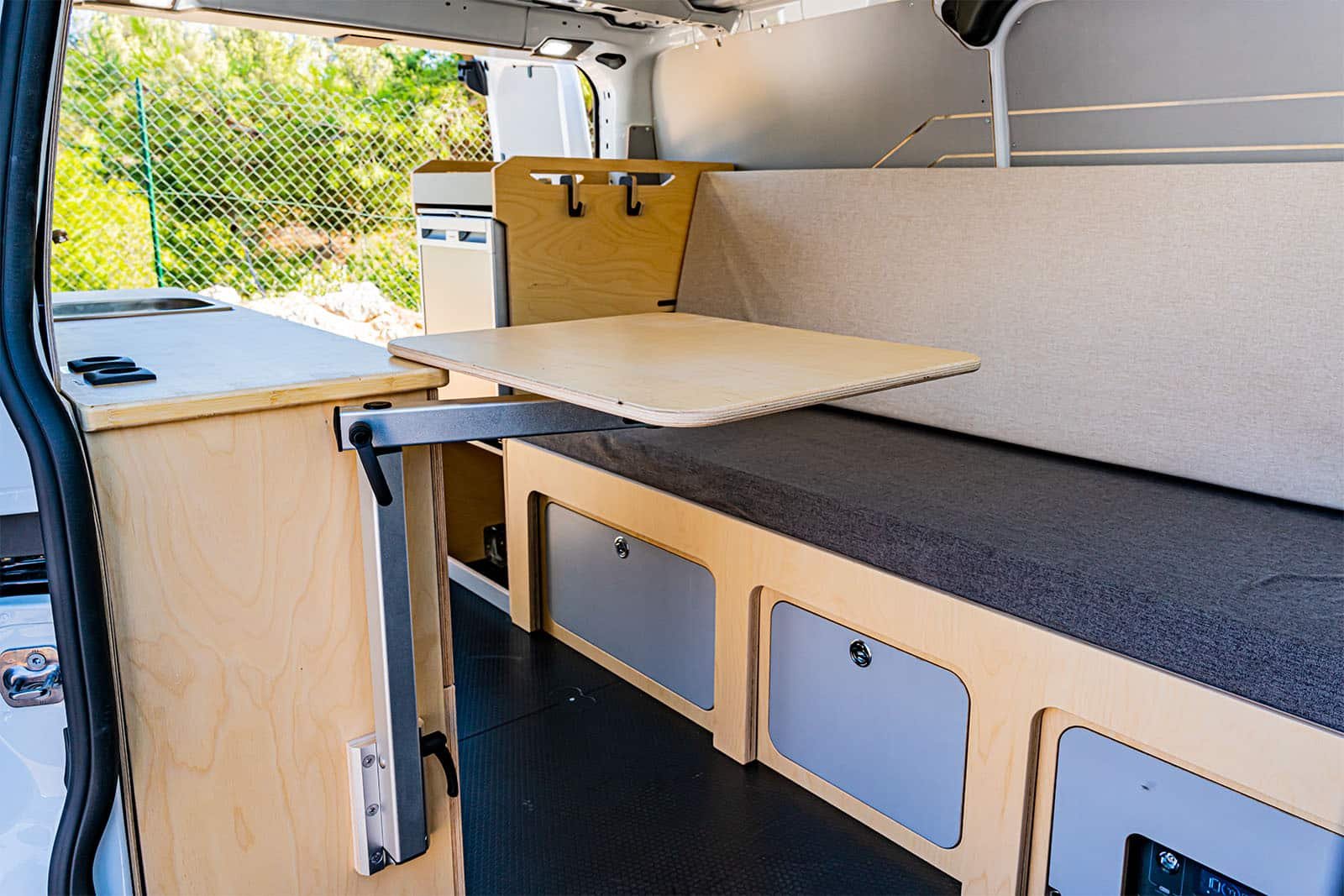 Projet Hive Van Honey dans un Ford Transit Custom utilitaire